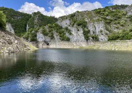 Krstarenje Uvcom sa usponom na vidikovac Ledeni vrh i Ravni krš - Jednodnevni Team Building